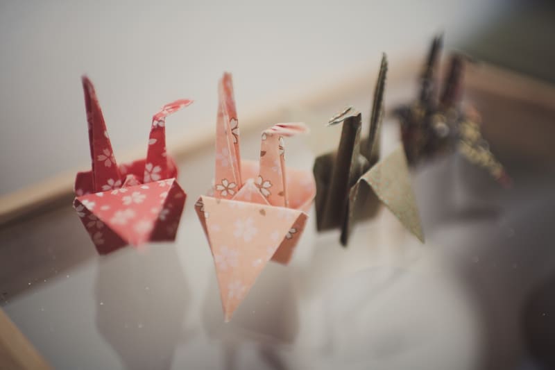 Origami-Schwäne auf Glasplatte